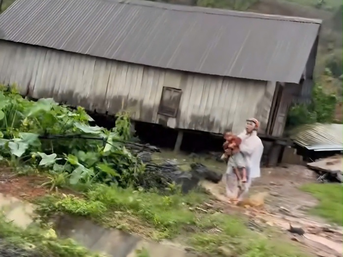 Sạt lở đất Đắk Lắk khiến người dân tháo chạy khỏi nhà , khẩn cấp di dời - Ảnh 1. Sạt lở đất Đắk Lắk khiến người dân tháo chạy khỏi nhà , khẩn cấp di dời - Ảnh 1.