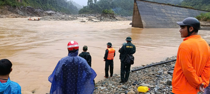 Giải cứu 2 người mắc kẹt giữa dòng nước xiết ở Đà Nẵng an toàn - Ảnh 1. Giải cứu 2 người mắc kẹt giữa dòng nước xiết ở Đà Nẵng an toàn - Ảnh 1.