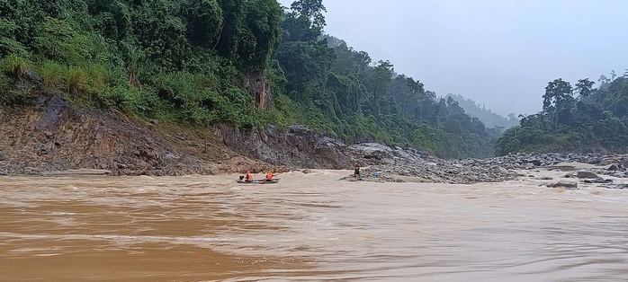 Giải cứu 2 người mắc kẹt giữa dòng nước xiết ở Đà Nẵng an toàn - Ảnh 3. Giải cứu 2 người mắc kẹt giữa dòng nước xiết ở Đà Nẵng an toàn - Ảnh 3.