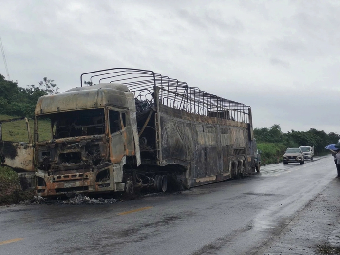 Ngọn lửa thiêu rụi 128 xe máy trên xe đầu kéo tại Quảng Trị - Ảnh 1. Ngọn lửa thiêu rụi 128 xe máy trên xe đầu kéo tại Quảng Trị - Ảnh 1.