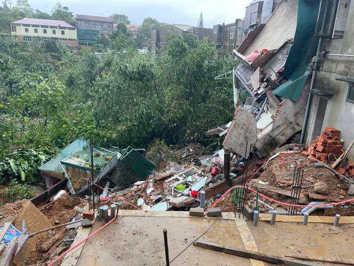 Xuất hiện điểm sạt lở cực kỳ nguy hiểm ở Khe Sanh, sơ tán khẩn cấp nhiều hộ dân - Ảnh 1. Xuất hiện điểm sạt lở cực kỳ nguy hiểm ở Khe Sanh, sơ tán khẩn cấp nhiều hộ dân - Ảnh 1.