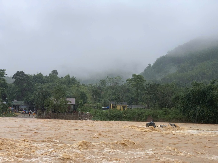 CLIP: Khoảnh khắc xe đầu kéo bị nước lũ cuốn trôi, tài xế mất tích - Ảnh 1.