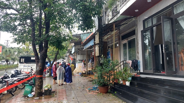 Xuất hiện điểm sạt lở cực kỳ nguy hiểm ở Khe Sanh, sơ tán khẩn cấp nhiều hộ dân - Ảnh 6. Xuất hiện điểm sạt lở cực kỳ nguy hiểm ở Khe Sanh, sơ tán khẩn cấp nhiều hộ dân - Ảnh 6.