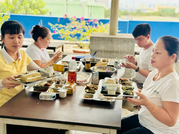 Tiền ăn giữa ca: Bất ngờ với thay đổi ảnh hưởng thuế và BHXH - Ảnh 2.