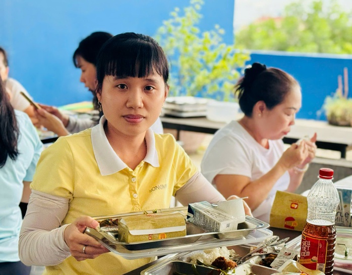 Tiền ăn giữa ca: Bất ngờ với thay đổi ảnh hưởng thuế và BHXH - Ảnh 1.