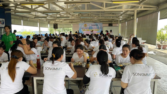 Tiền ăn giữa ca: Bất ngờ với thay đổi ảnh hưởng thuế và BHXH - Ảnh 3.