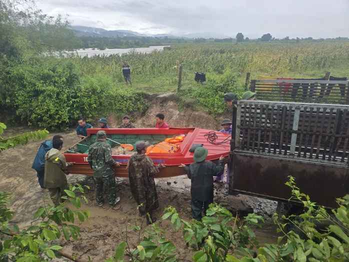 Cứu 10 người dân mắc kẹt giữa dòng nước lũ - Ảnh 1.