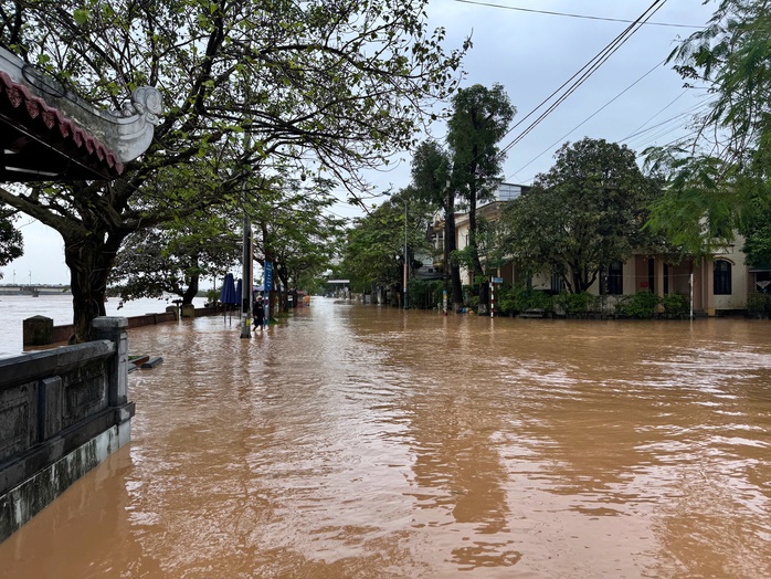 Cảnh tượng kinh hoàng: Nước lũ nhấc bổng 100m kè đường - Ảnh 3.