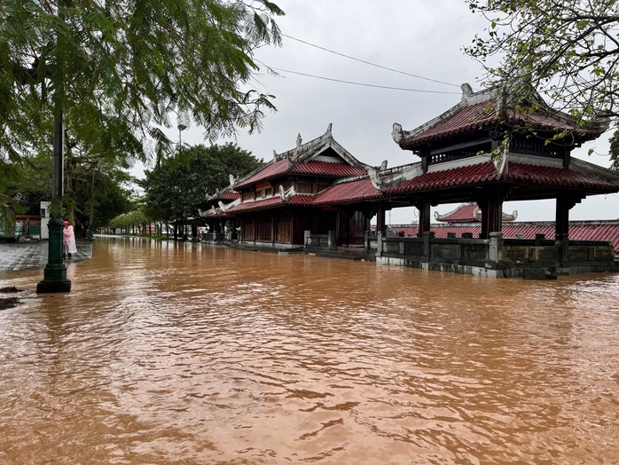 Cảnh tượng kinh hoàng: Nước lũ nhấc bổng 100m kè đường - Ảnh 1.