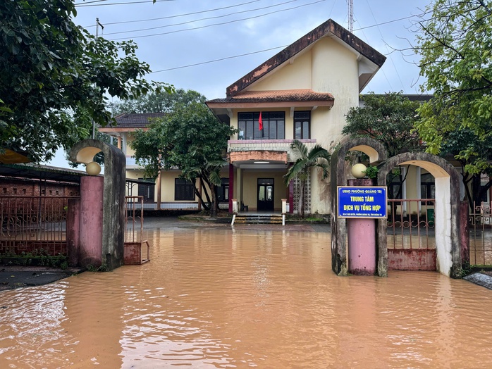 Cảnh tượng kinh hoàng: Nước lũ nhấc bổng 100m kè đường - Ảnh 4.