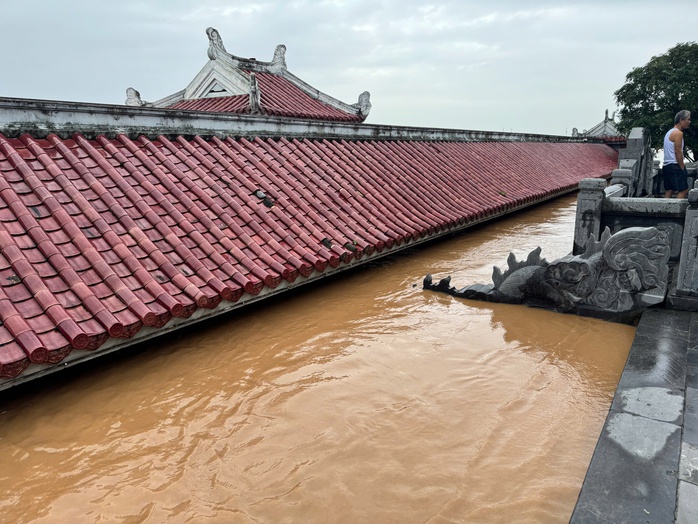 Cảnh tượng kinh hoàng: Nước lũ nhấc bổng 100m kè đường - Ảnh 2.