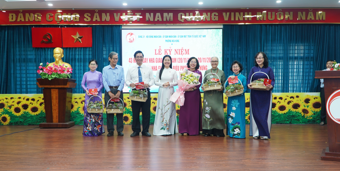 Ấm áp lễ kỷ niệm ngày Nhà giáo tại quê hương của "cụ tổ ngành giáo dục Nam Kỳ" - Ảnh 1.