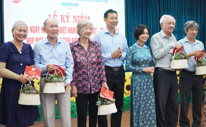 Ấm áp lễ kỷ niệm ngày Nhà giáo tại quê hương của "cụ tổ ngành giáo dục Nam Kỳ" - Ảnh 4.