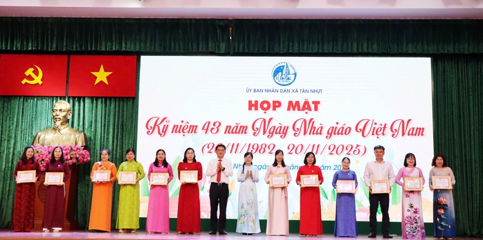 Nhiều địa phương tri ân đội ngũ nhà giáo nhân kỉ niệm 43 năm Ngày Nhà giáo Việt Nam - Ảnh 4.