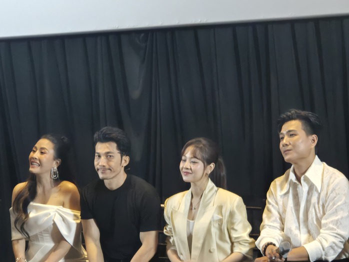 Kiều Oanh vui làm "dàn bao" cho Liên Bỉnh Phát, Tam Triều Dâng - Ảnh 3.