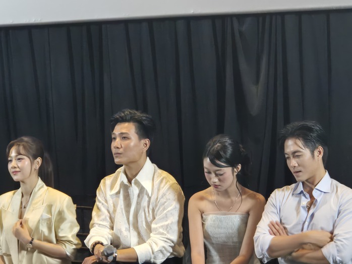 Kiều Oanh vui làm "dàn bao" cho Liên Bỉnh Phát, Tam Triều Dâng - Ảnh 4.