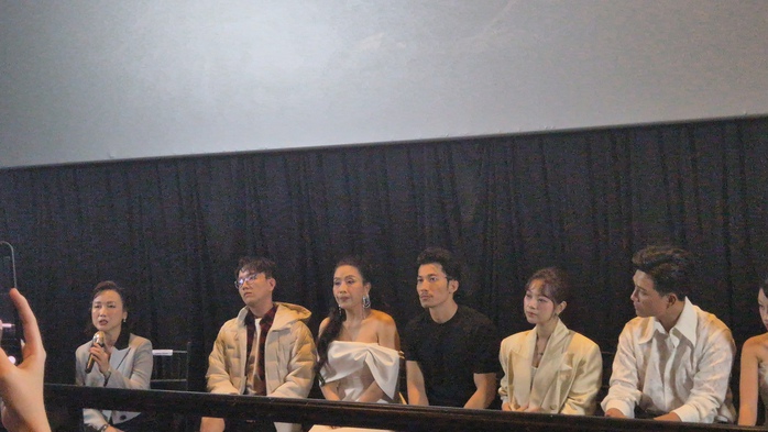 Kiều Oanh vui làm "dàn bao" cho Liên Bỉnh Phát, Tam Triều Dâng - Ảnh 2.