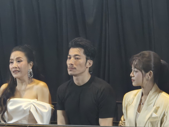 Kiều Oanh vui làm "dàn bao" cho Liên Bỉnh Phát, Tam Triều Dâng - Ảnh 1.