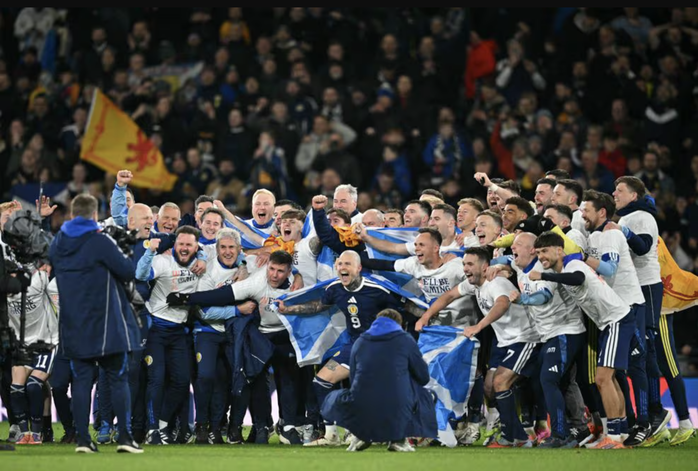 Thắng nghẹt thở Đan Mạch, "ngựa ô" Scotland góp mặt  World Cup sau 28 năm - Ảnh 11.