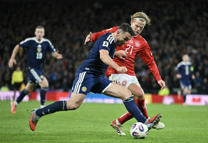 Thắng nghẹt thở Đan Mạch, "ngựa ô" Scotland góp mặt  World Cup sau 28 năm - Ảnh 1.