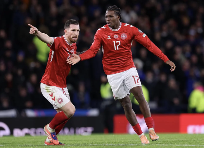 Thắng nghẹt thở Đan Mạch, "ngựa ô" Scotland góp mặt  World Cup sau 28 năm - Ảnh 6.