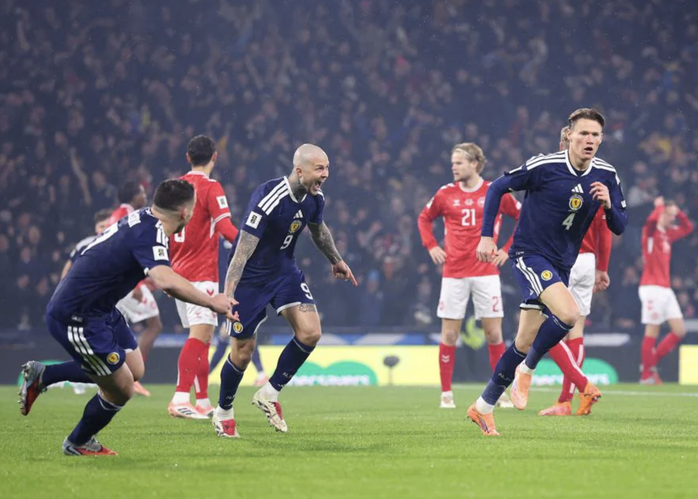 Thắng nghẹt thở Đan Mạch, "ngựa ô" Scotland góp mặt  World Cup sau 28 năm - Ảnh 3.
