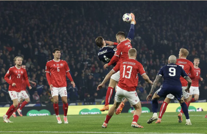 Thắng nghẹt thở Đan Mạch, "ngựa ô" Scotland góp mặt  World Cup sau 28 năm - Ảnh 2.