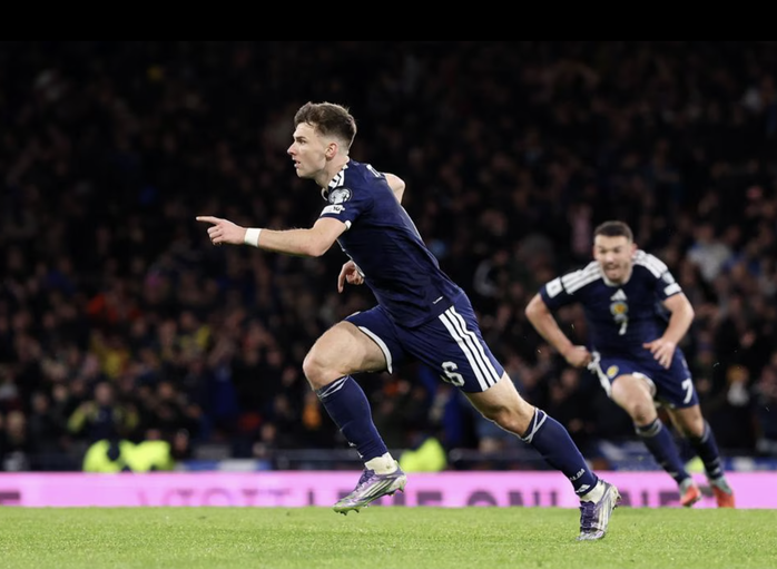 Thắng nghẹt thở Đan Mạch, "ngựa ô" Scotland góp mặt  World Cup sau 28 năm - Ảnh 7.