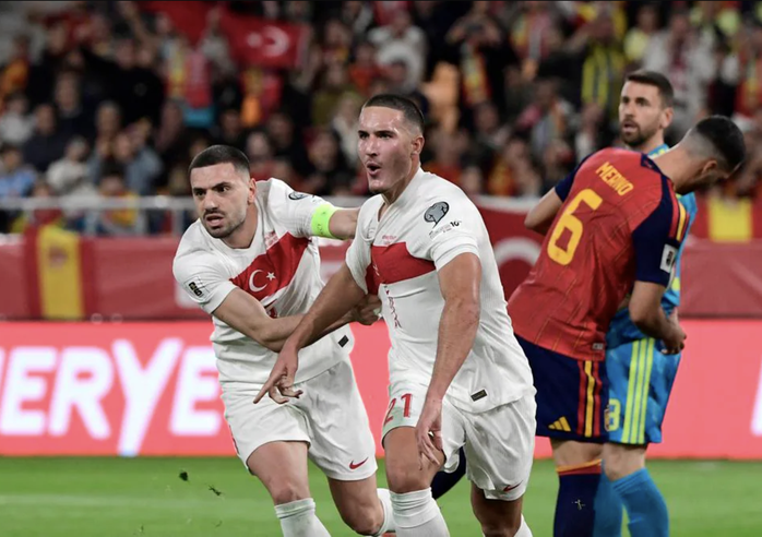 Hòa thót tim Thổ Nhĩ Kỳ, Tây Ban Nha lập kỷ lục và giành vé World Cup - Ảnh 3.