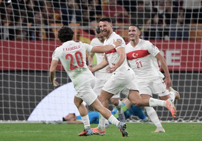 Hòa thót tim Thổ Nhĩ Kỳ, Tây Ban Nha lập kỷ lục và giành vé World Cup - Ảnh 4.