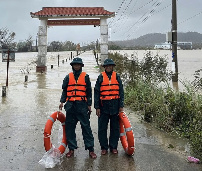 Mưa lũ chia cắt nhiều khu vực ở Gia Lai, hàng trăm hộ dân bị cô lập - Ảnh 3. Mưa lũ chia cắt nhiều khu vực ở Gia Lai, hàng trăm hộ dân bị cô lập - Ảnh 3.