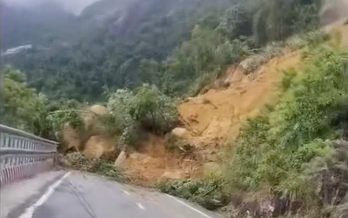 Lâm Đồng: Đang tiếp cận để giải cứu 2 tài xế mắc kẹt trên đèo Khánh Lê - Ảnh 1.