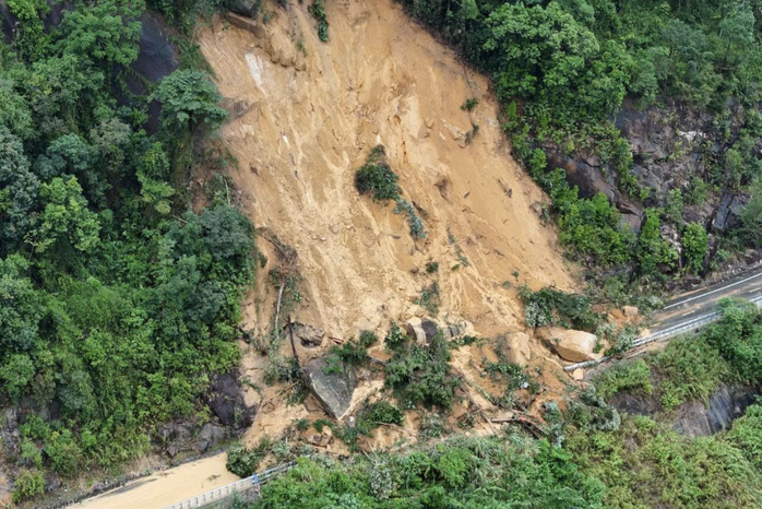 Phó Thủ tướng Hồ Quốc Dũng: Nỗ lực thông tuyến tạm đèo Khánh Lê trong 48 giờ tới  - Ảnh 2.