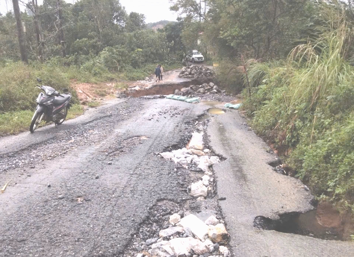 Sạt lở nghiêm trọng trên tỉnh lộ 587 Sau mưa lớn , cảnh báo an toàn giao thông - Ảnh 1. Sạt lở nghiêm trọng trên tỉnh lộ 587 Sau mưa lớn , cảnh báo an toàn giao thông - Ảnh 1.