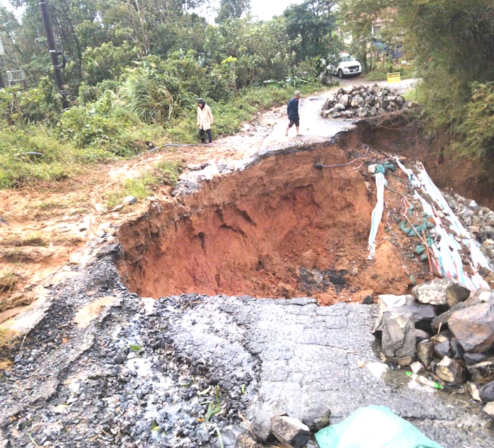 Sạt lở nghiêm trọng trên tỉnh lộ 587 Sau mưa lớn , cảnh báo an toàn giao thông - Ảnh 3. Sạt lở nghiêm trọng trên tỉnh lộ 587 Sau mưa lớn , cảnh báo an toàn giao thông - Ảnh 3.