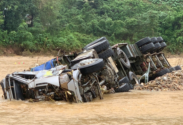 Tìm kiếm tài xế mất tích sau lũ cuốn tại La Lay: Hơn 100 người tham gia cứu nạn - Ảnh 3. Tìm kiếm tài xế mất tích sau lũ cuốn tại La Lay: Hơn 100 người tham gia cứu nạn - Ảnh 3.