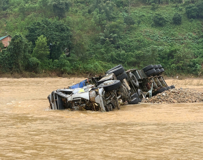 Tìm kiếm tài xế mất tích sau lũ cuốn tại La Lay: Hơn 100 người tham gia cứu nạn - Ảnh 2. Tìm kiếm tài xế mất tích sau lũ cuốn tại La Lay: Hơn 100 người tham gia cứu nạn - Ảnh 2.
