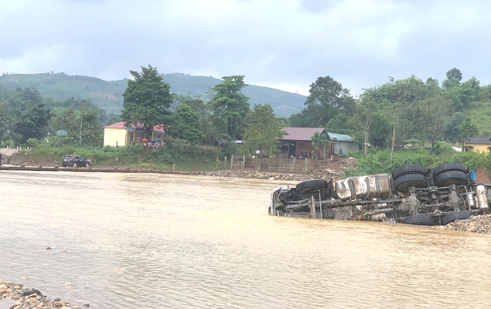 Tìm kiếm tài xế mất tích sau lũ cuốn tại La Lay: Hơn 100 người tham gia cứu nạn - Ảnh 1. Tìm kiếm tài xế mất tích sau lũ cuốn tại La Lay: Hơn 100 người tham gia cứu nạn - Ảnh 1.
