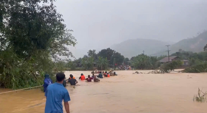 Sơ tán người dân Đắk Lắk qua sông đảm bảo an toàn trong mùa mưa bão - Ảnh 1. Sơ tán người dân Đắk Lắk qua sông đảm bảo an toàn trong mùa mưa bão - Ảnh 1.