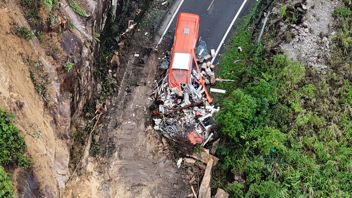 Lâm Đồng: Đang tiếp cận để giải cứu 2 tài xế mắc kẹt trên đèo Khánh Lê - Ảnh 2.