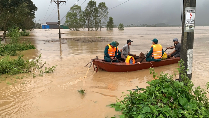 Tiếp cận được với 8 người dân bị mắc kẹt do lũ lớn - Ảnh 1.