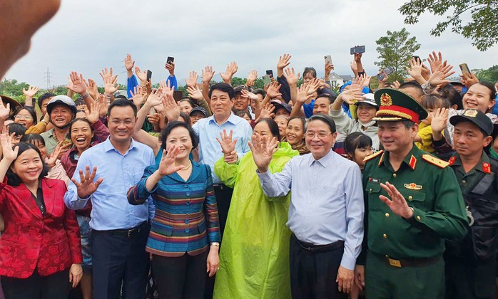 Chủ tịch nước Lương Cường chia sẻ với những mất mát của bà con vùng lũ Đà Nẵng - Ảnh 1. Chủ tịch nước Lương Cường chia sẻ với những mất mát của bà con vùng lũ Đà Nẵng - Ảnh 1.