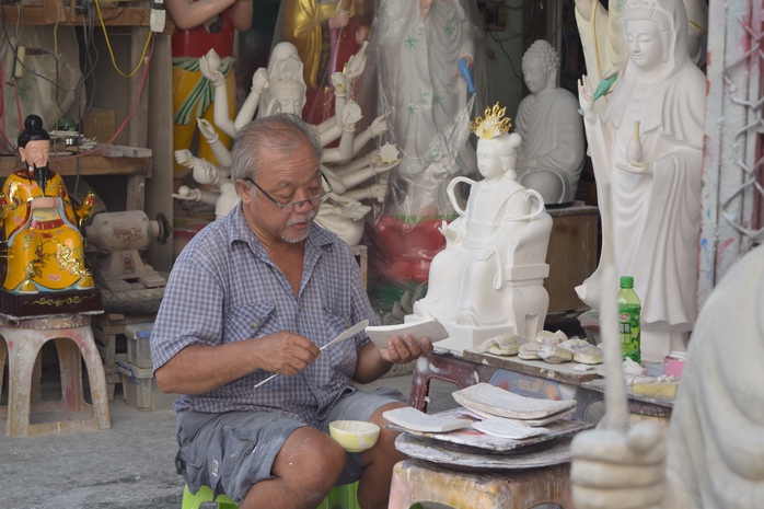 Xóm nghề tạc tượng dưới chân cầu Ông Buông - Ảnh 1.