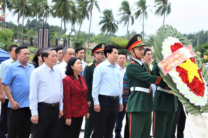 Chủ tịch nước Lương Cường chia sẻ với những mất mát của bà con vùng lũ Đà Nẵng - Ảnh 6. Chủ tịch nước Lương Cường chia sẻ với những mất mát của bà con vùng lũ Đà Nẵng - Ảnh 6.