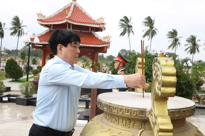 Chủ tịch nước Lương Cường chia sẻ với những mất mát của bà con vùng lũ Đà Nẵng - Ảnh 7. Chủ tịch nước Lương Cường chia sẻ với những mất mát của bà con vùng lũ Đà Nẵng - Ảnh 7.