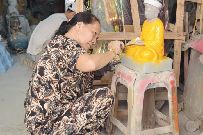 Xóm nghề tạc tượng dưới chân cầu Ông Buông - Ảnh 3.
