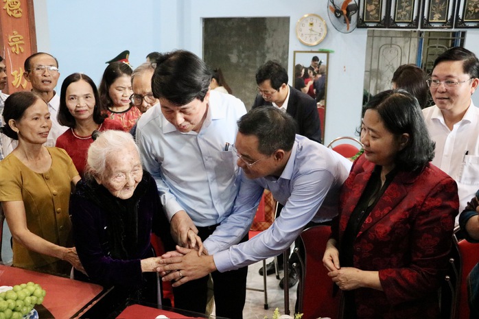 Chủ tịch nước Lương Cường chia sẻ với những mất mát của bà con vùng lũ Đà Nẵng - Ảnh 8. Chủ tịch nước Lương Cường chia sẻ với những mất mát của bà con vùng lũ Đà Nẵng - Ảnh 8.