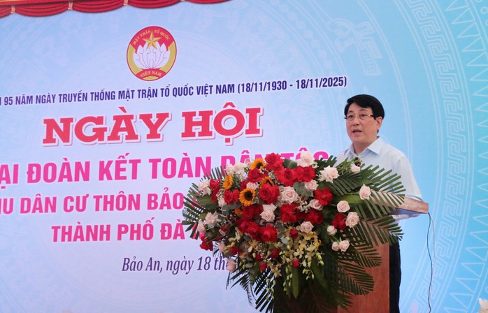 Chủ tịch nước Lương Cường chia sẻ với những mất mát của bà con vùng lũ Đà Nẵng - Ảnh 2. Chủ tịch nước Lương Cường chia sẻ với những mất mát của bà con vùng lũ Đà Nẵng - Ảnh 2.