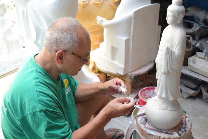 Xóm nghề tạc tượng dưới chân cầu Ông Buông - Ảnh 4.