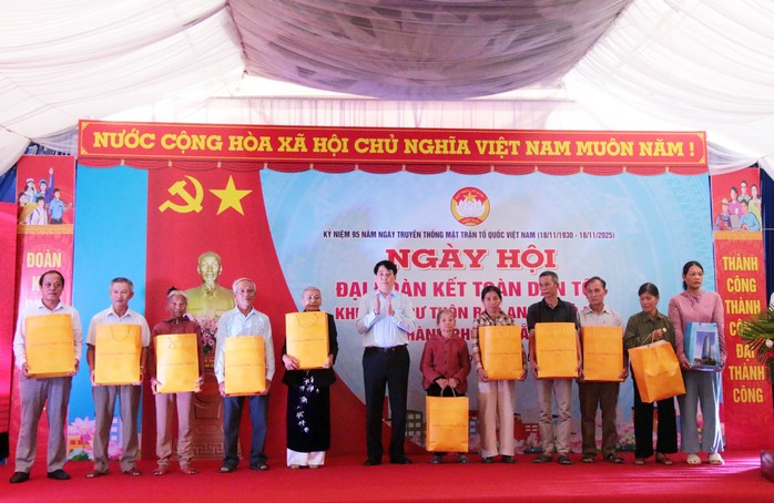 Chủ tịch nước Lương Cường chia sẻ với những mất mát của bà con vùng lũ Đà Nẵng - Ảnh 4. Chủ tịch nước Lương Cường chia sẻ với những mất mát của bà con vùng lũ Đà Nẵng - Ảnh 4.